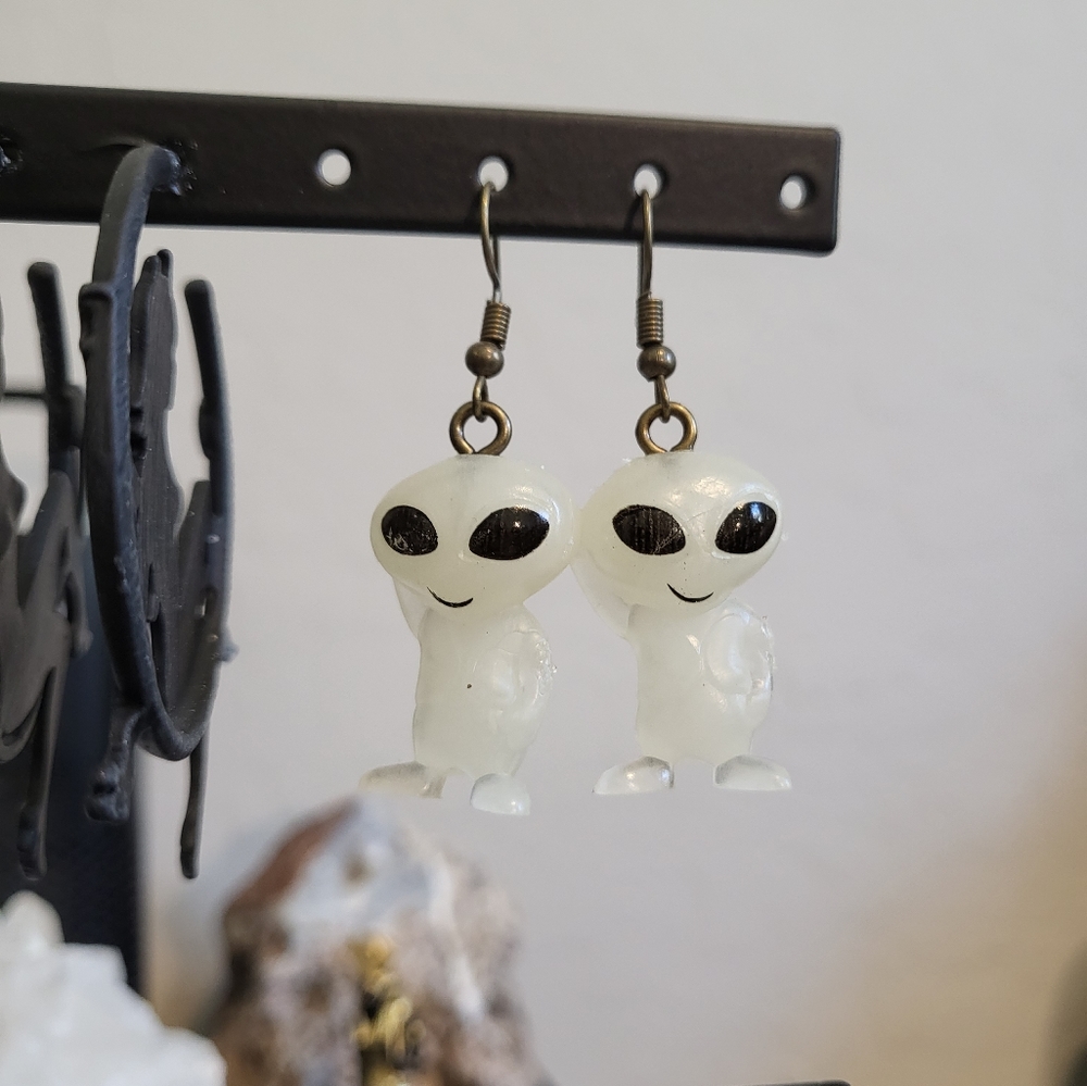 NWOT Glow in the dark Alien Earrings 👽✨️